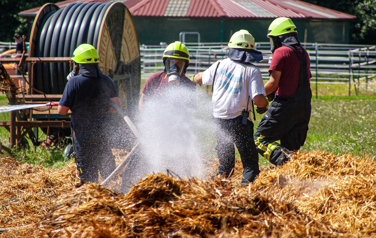 effektive und schnelle brandbekämpfungstechniken, ausrüstung und sicherheitstipps für professionelle feuerwehrkräfte und ersthelfer.