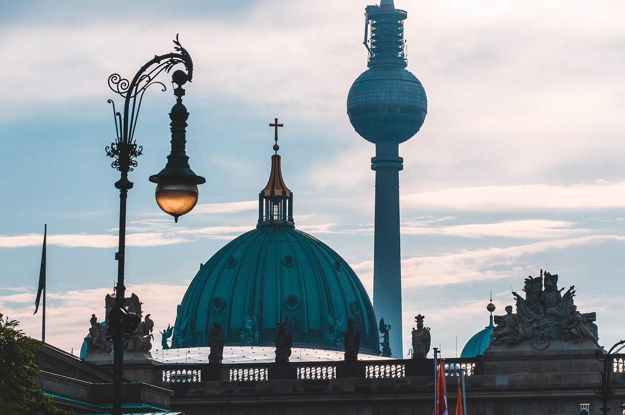 erleben sie spannende escape rooms in berlin: knifflige rätsel, aufregende abenteuer und spaß für freunde, familien und teams. jetzt buchen und entkommen!