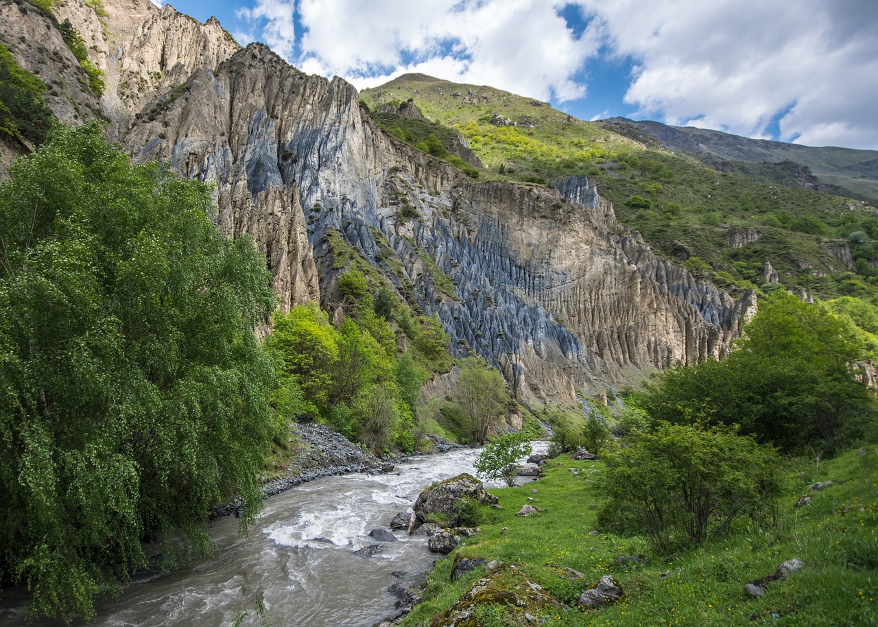 entdecken sie die schönheit georgiens, ein land voller atemberaubender landschaften, reicher kultur und herzlicher gastfreundschaft. erleben sie historische stätten, köstliche küche und unvergessliche abenteuer in diesem faszinierenden teil der welt.