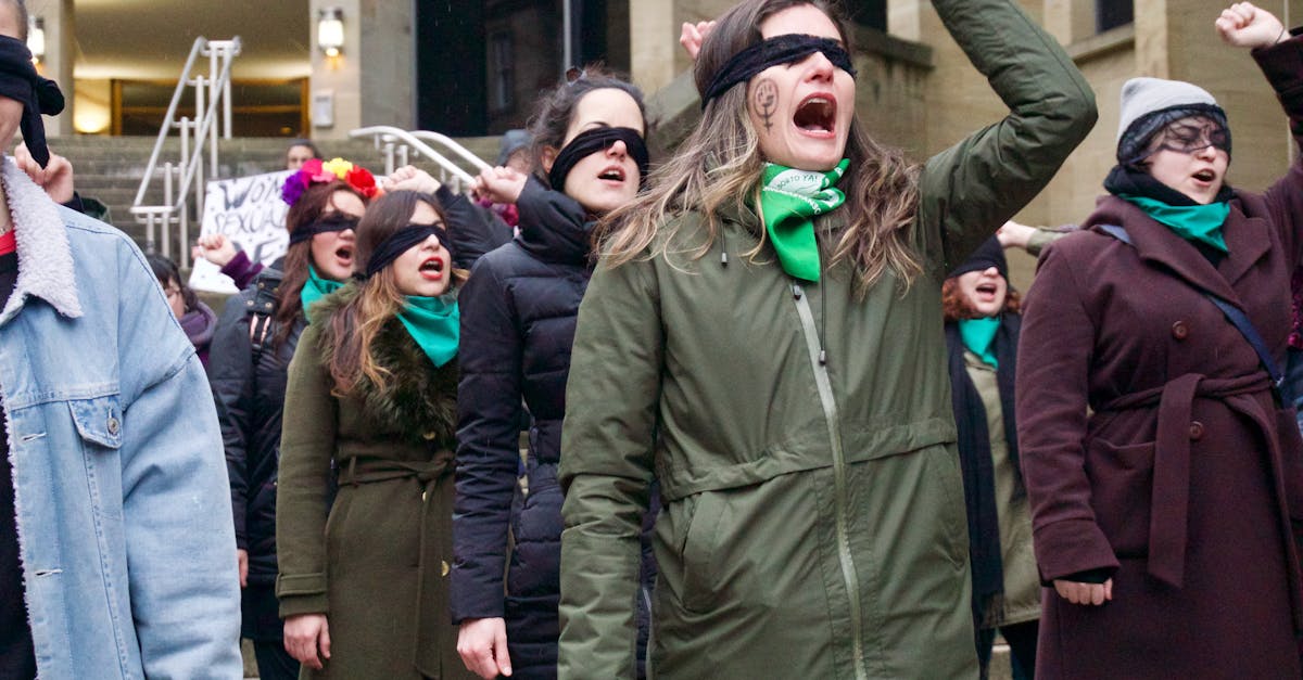 entdecken sie die grundlegenden prinzipien des feminismus, seine geschichte und seine bedeutung für die gleichstellung der geschlechter. erfahren sie, wie feministische bewegungen weltweit soziale veränderungen fördern und das bewusstsein für frauenrechte stärken.