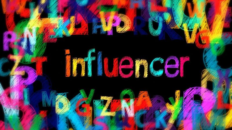 Die Kunst der Inszenierung: Wie extrem rechte Influencerinnen junge Erwachsene im Netz anziehen