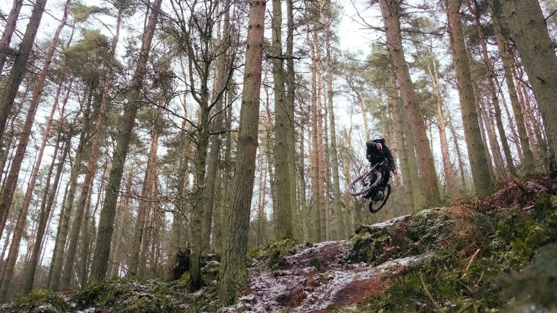 Auf der Suche nach unvergesslichen Mountainbike-Momenten: Zwei Abenteurer im Riesengebirge