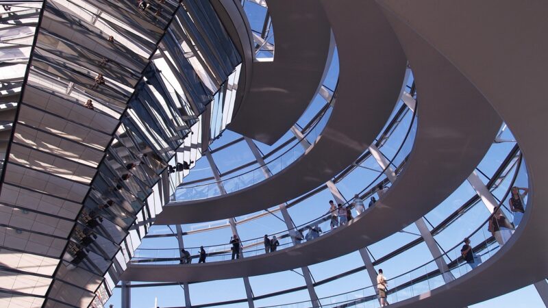 Deutschland-Blog: Entwarnung nach Alarm im Reichstagsgeb&auml;ude &ndash; Einsatzkr&auml;fte vor Ort beruhigen Lage